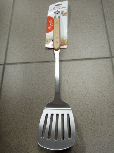 Lyukacsos spatula fa nyéllel